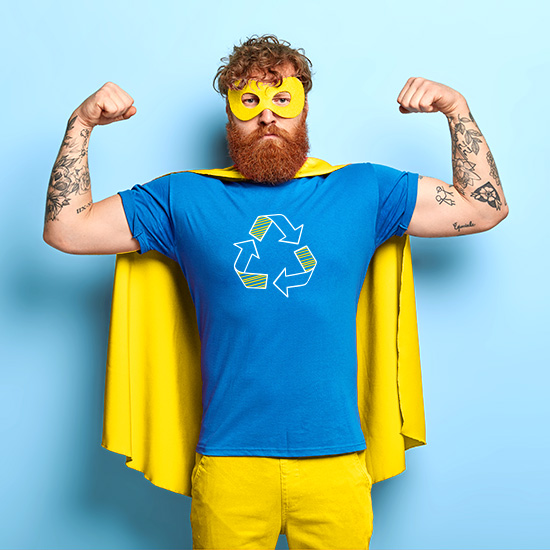 Ein Mann, verkleidet als Superheld oder Recycling-Hero