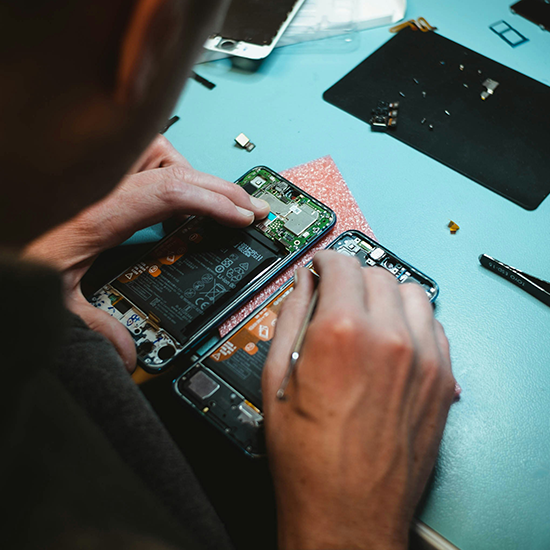 Ein Mann repariert ein Smartphone